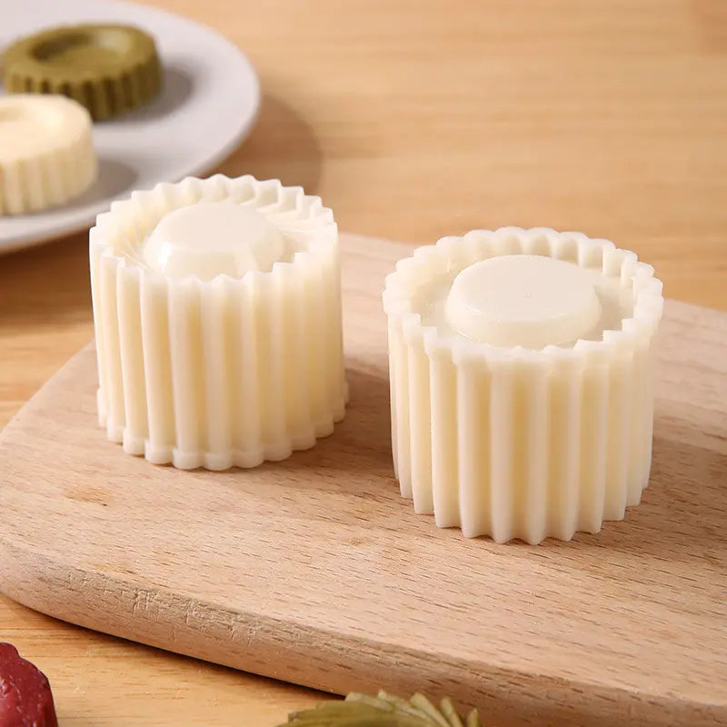 Sunflower‑Patterned Round Hand‑Press Mooncake Mold, French‑Style Lace Pastry Mold 🍪 - image 13