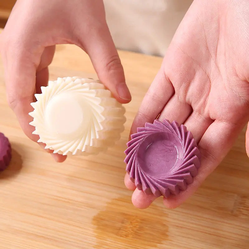 Sunflower‑Patterned Round Hand‑Press Mooncake Mold, French‑Style Lace Pastry Mold 🍪 - image 12